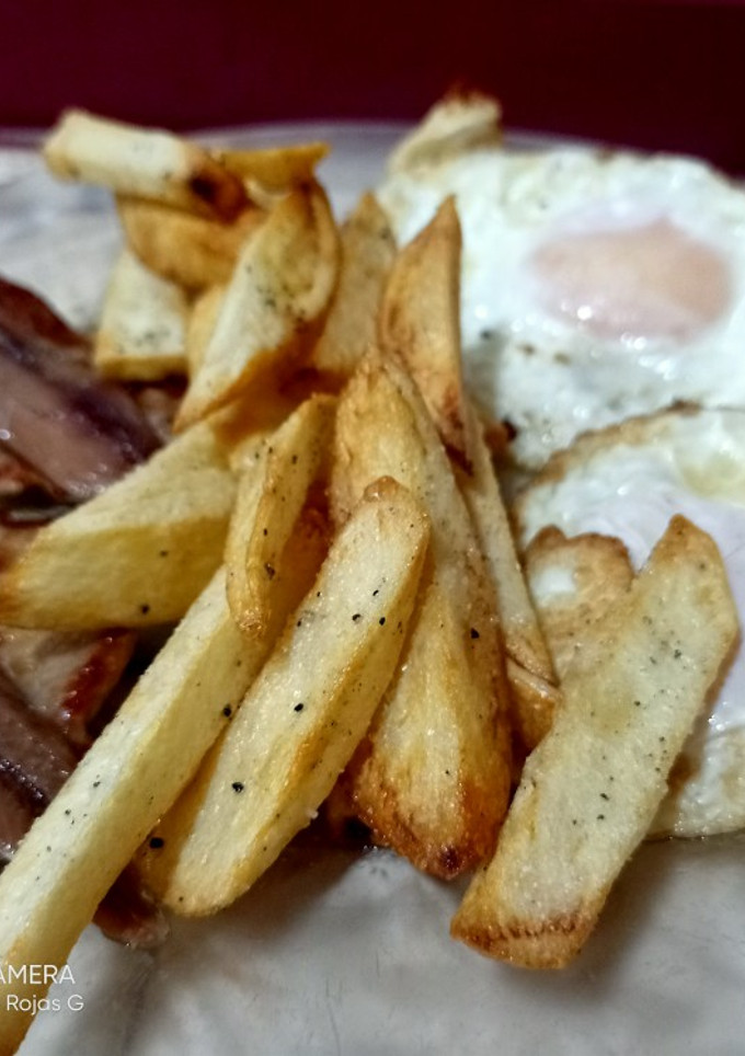 Una foto de Un clásico, huevos fritos con patatas y lomo