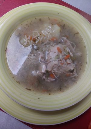 Una foto de Sopa de pollo con fideos