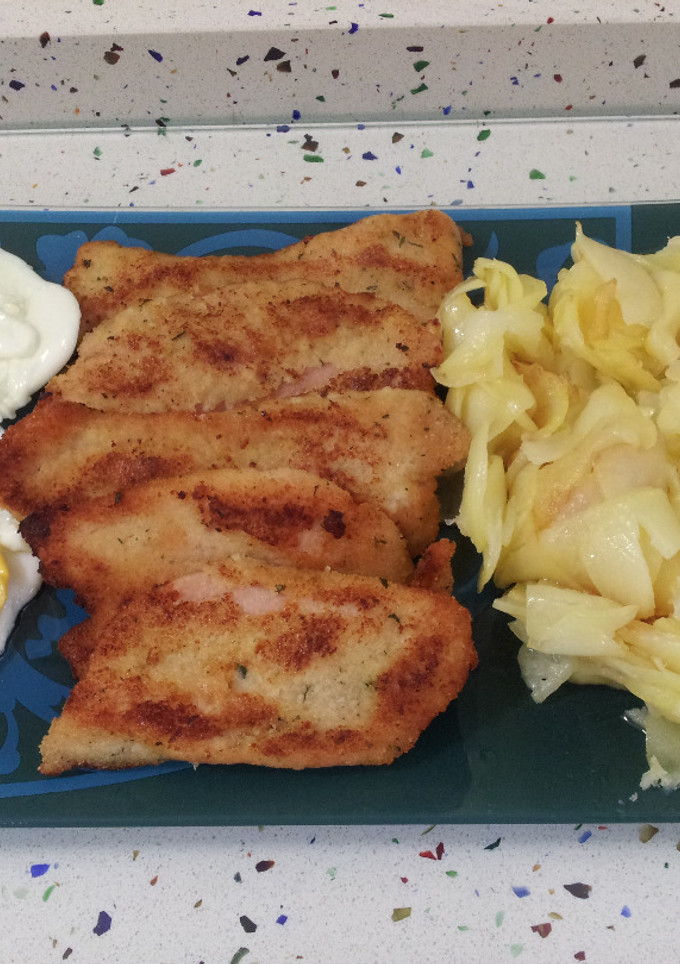 Una foto de Pechuga de pollo empanada con patatas y huevos fritos
