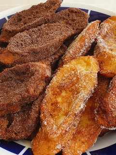 Una foto de Torrijas de leche y de chocolate