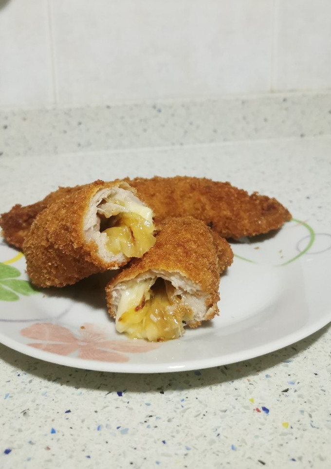 Una foto de Rollito de lomo con queso y cebolla caramelizada