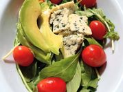 Una foto de ensalada de palta