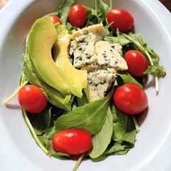 Una foto de Ensalada de Rúcula Palta y Queso Azul
