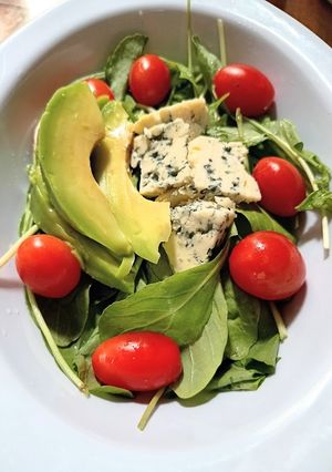 Una foto de Ensalada de Rúcula Palta y Queso Azul