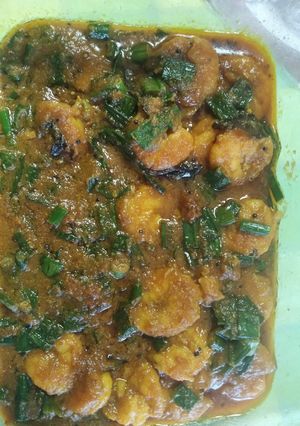A picture of Prawn curry with spring onion.