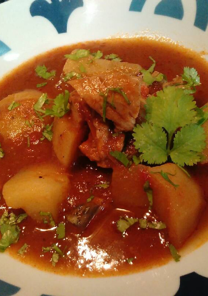 Una foto de Marmitako de Caballa, con Cilantro