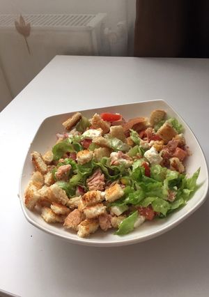O poză a rețetei Salată cu ton și legume.