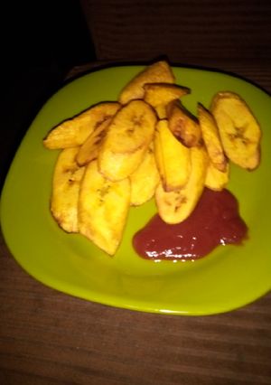 A picture of Fried plantain nd ketchup.