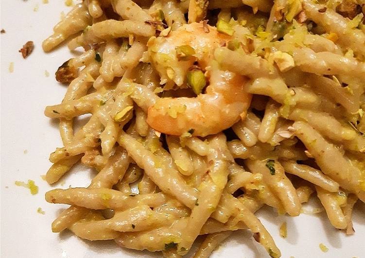 Trofie integrali, pesto di pistacchi, gamberi e limone