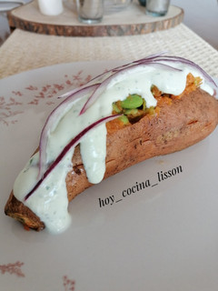 Una foto de Boniatos rellenos de edamame con salsa de queso feta