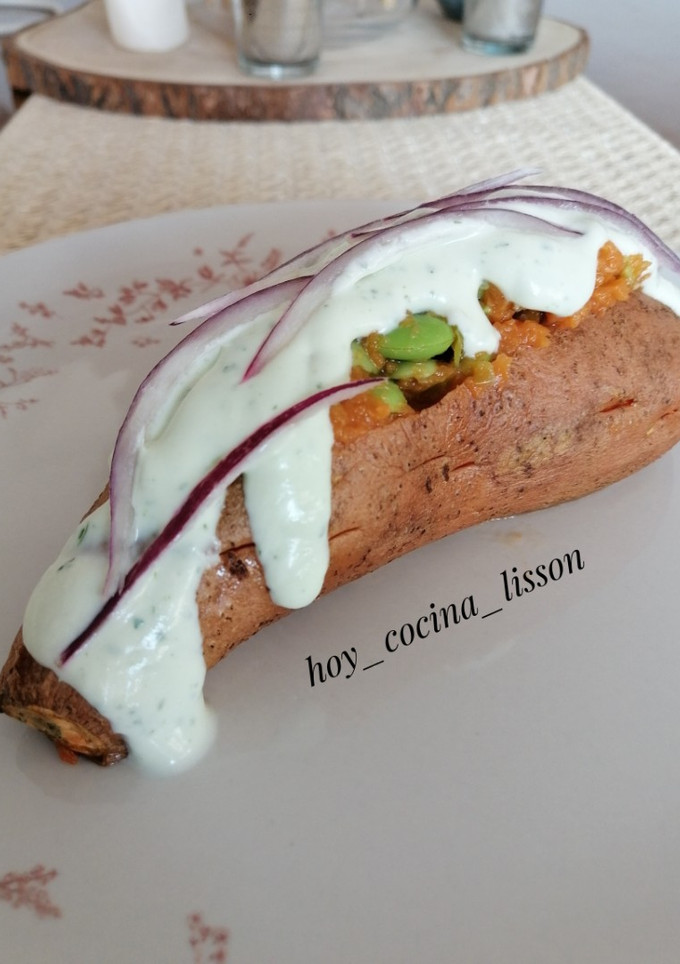 Una foto de Boniatos rellenos de edamame con salsa de queso feta