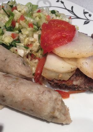 Una foto de Kafta con papas y tomates
