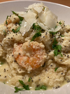 Una foto de Falso Risotto de coliflor, gambas y coco