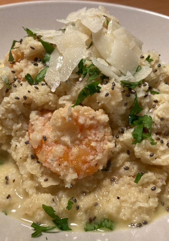 Una foto de Falso Risotto de coliflor, gambas y coco