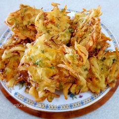 A picture of Bakwan sayur (vegetables friters).