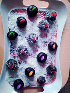 A picture of Oreo laddoos.