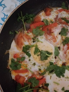 Una foto de Shakshuka fácil 🥘🍅🌿