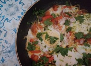 Una foto de Shakshuka fácil 🥘🍅🌿
