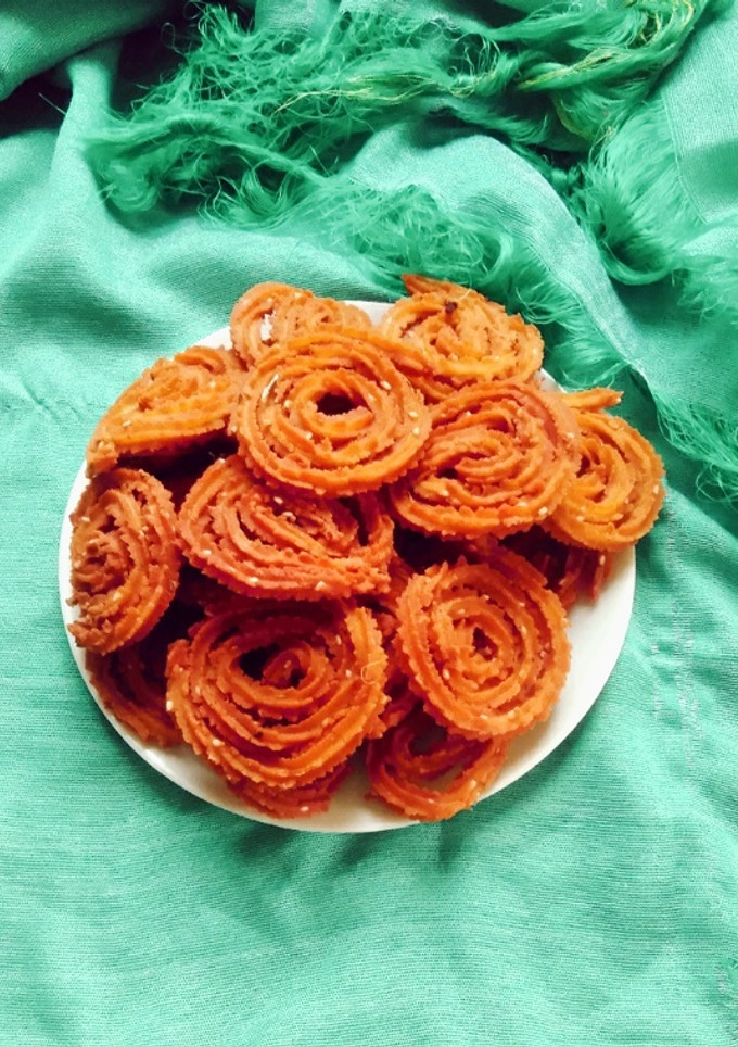 ચકરી (Chakli Recipe in Gujarati) રેસીપી મુખ્ય ફોટો