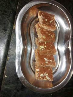 बेसन बर्फी विद ट्विस्ट (besan barfi with twist recipe in Hindi) रेसिपी मुख्य फोटो