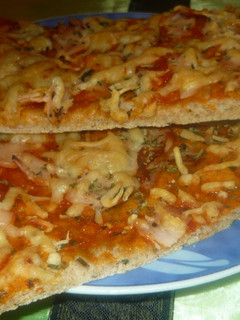 Teljes kiőrlésű snidlinges zöldfűszeres pizza recept fotója