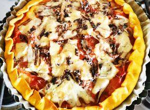 Foto di Torta salata con speck, funghi, radicchio e formaggio