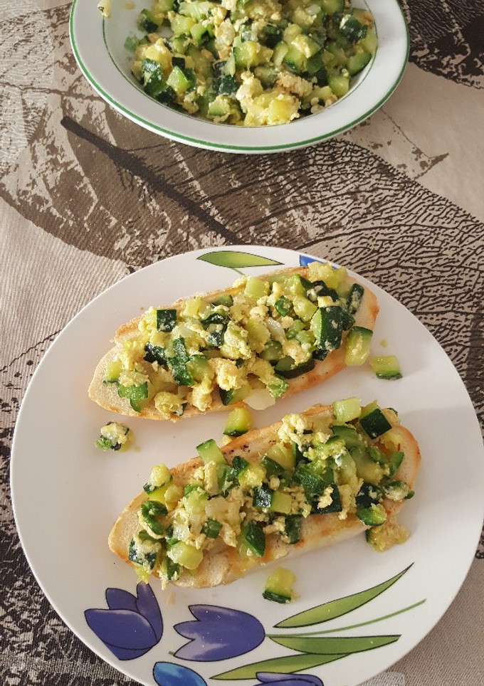 Una foto de Tostas de revuelto de calabacín