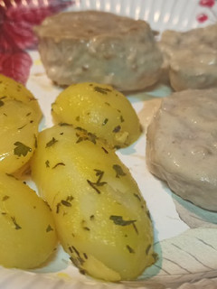 Una foto de Solomillo en salsa de turrón con guarnición de patatas