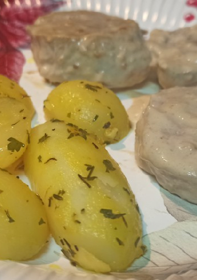 Una foto de Solomillo en salsa de turrón con guarnición de patatas