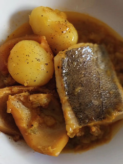 Una foto de Merluza y sepia en salsa con patatas