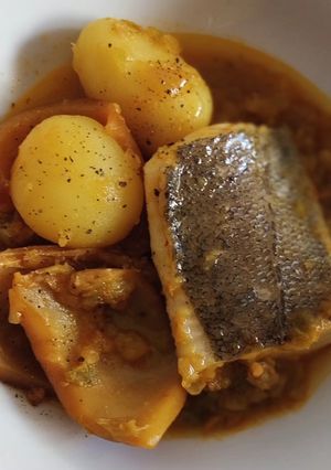 Una foto de Merluza y sepia en salsa con patatas