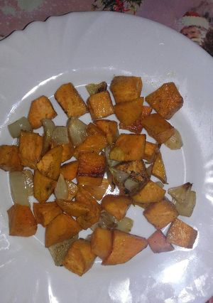 Sült édesburgonya hagymával és fokhagymával recept fotója