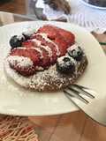 Hot cake con frutilla y arándanos