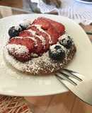 Hot cake con frutilla y arándanos
