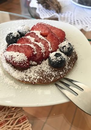Una foto de Hot cake con frutilla y arándanos