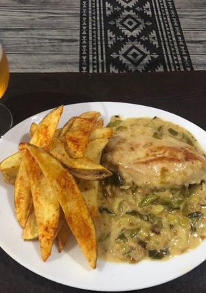 Una foto de Pollo al verdeo con papas al pimentón