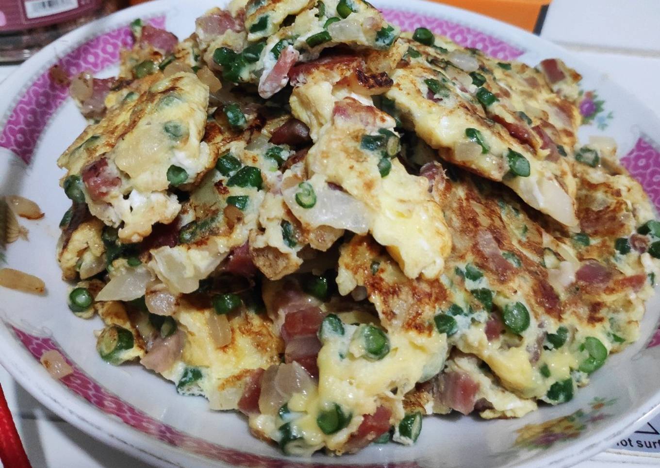 Telur dadar daging babi