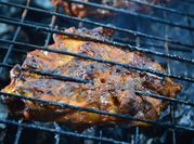 Una foto de muslos de pollo al carbon