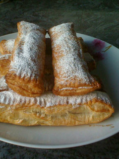 Una foto de Casadiellas de hojaldre rellenas de nuez