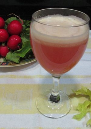 Foto principal de Licuado de rabanitos rosas con piña y apio