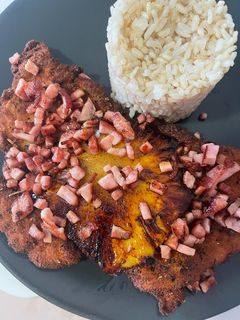 Una foto de Milanesa de pollo Hawaiana
