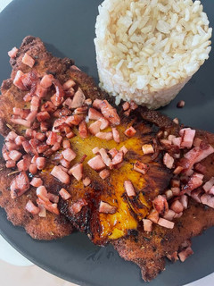 Una foto de Milanesa de pollo Hawaiana