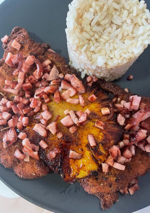 Una foto de Milanesa de pollo Hawaiana