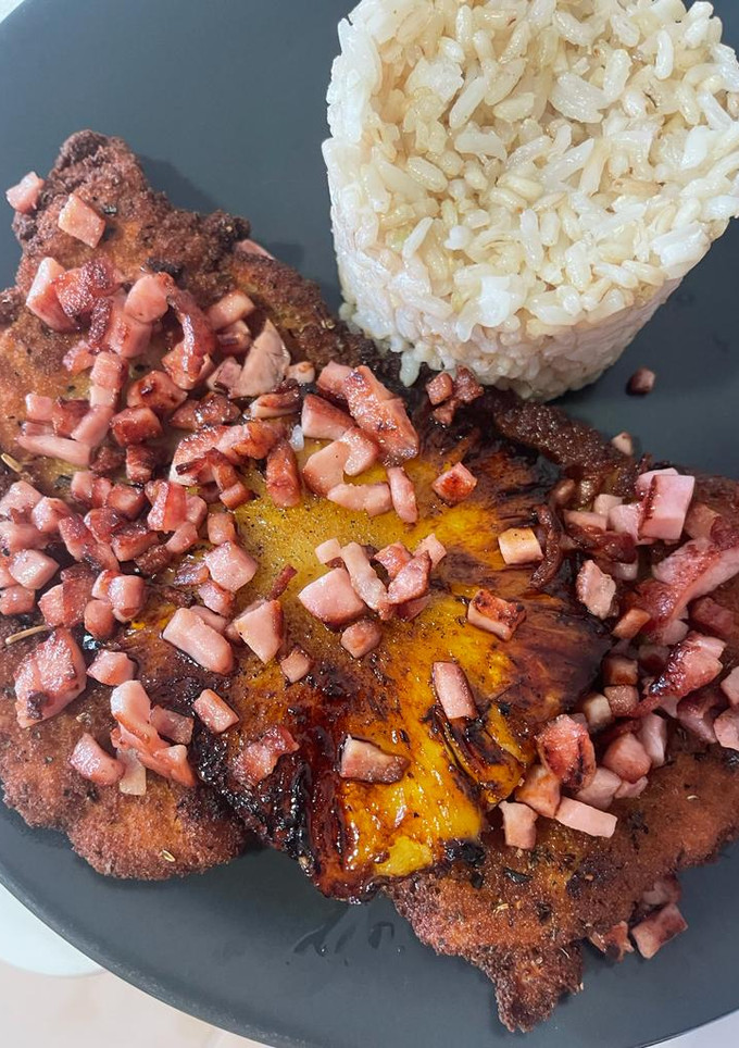 Una foto de Milanesa de pollo Hawaiana