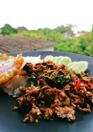 รูปของ กะเพราเนื้อ ไข่ดาว