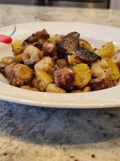 Una foto de Salteado de pulpo, champiñones, patatas y gambas