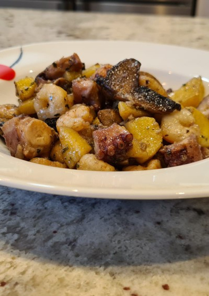 Una foto de Salteado de pulpo, champiñones, patatas y gambas