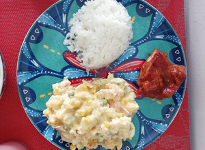 Una foto de Ensalada rusa con piña y mango