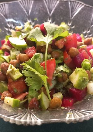 દેશી ચણા સલાડ (Desi Chana Salad Recipe In Gujarati) રેસીપી મુખ્ય ફોટો