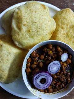 পাঞ্জাবি ছোলে ভাটুরে বাঙালি স্টাইলে (Chole bhature recipe in Bengali) রেসিপির প্রধান ছবি